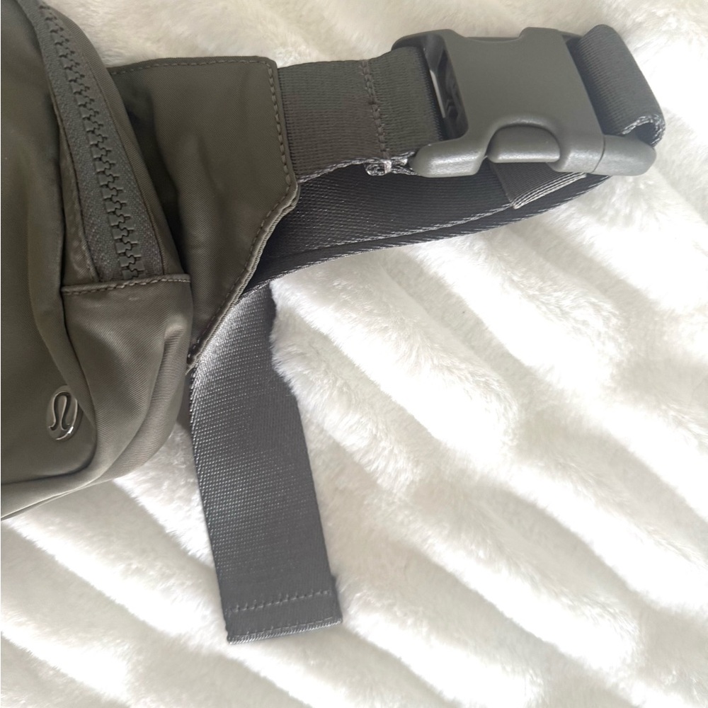 Lululemon athletica Olive Green Bag - Picture 6 of 12